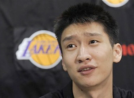 Los Angeles Lakers Sun Yue of China, speaks during a news conference at the Lakers training facility in El Segundo, Calif., Wednesday Sept. 24, 2008. The Lakers announced they have signed Sun, dubbed as China's Magic Johnson by fans, to a multi-year contract. [Agencies]