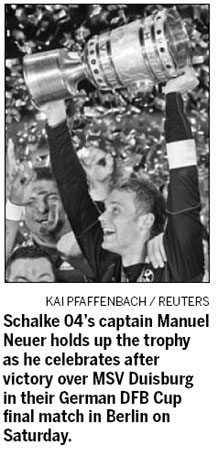 Neuer leads Schalke to cup final rout