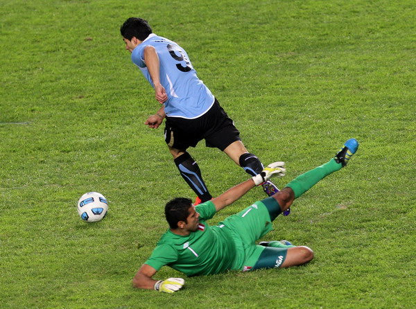 Suarez's 2 goals put Uruguay into final