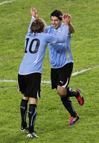 Suarez's 2 goals put Uruguay into final