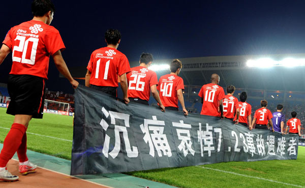 Chinese football team mourn train crash victims