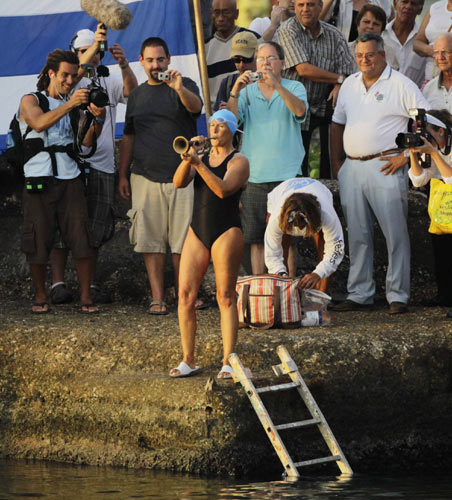 61-yr-old US swimmer attempts record Cuba-Florida swim