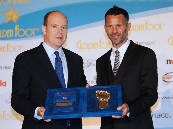 Ryan Giggs wins 'Golden Foot 2011' award