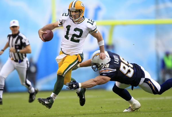 Rodgers throws 4 TDs, as Packers stay perfect