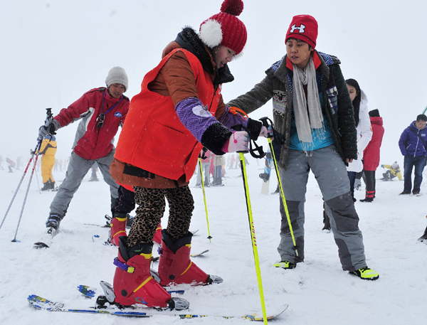 Wang Meng has winter fun with disabled children