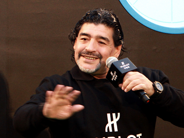Maradona overcomes surgery to put on show