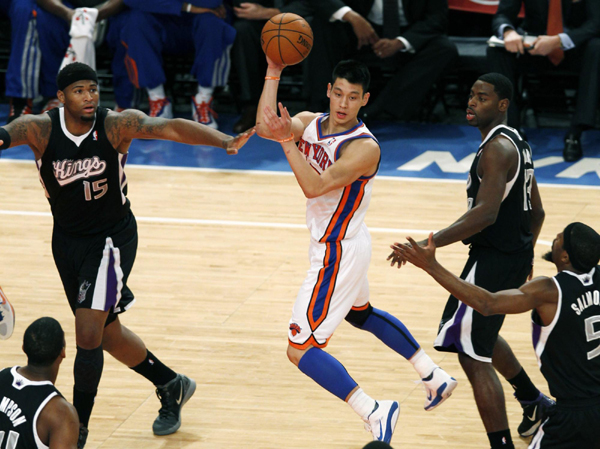 Lin passes Knicks to romp over Kings