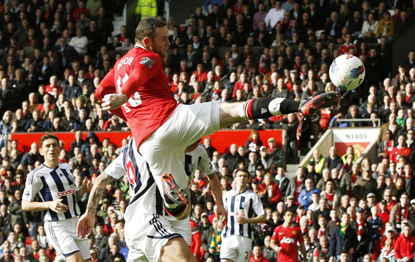 Rooney goals lift Man United top after City loses