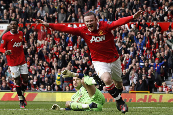 Rooney goals lift Man United top after City loses