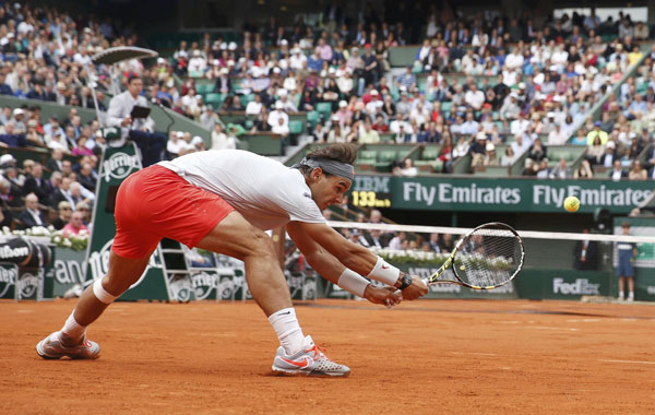 Defending champions Sharapova and Nadal advance in Paris