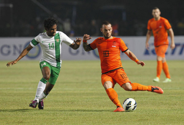 Van Persie replaces Sneijder as new Dutch captain