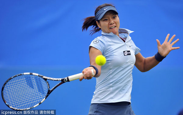 Li Na reaches last eight without play