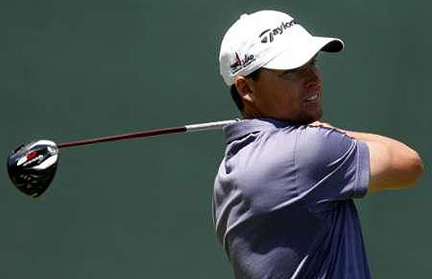 Late birdie helps Ogilvie make cut in Phoenix