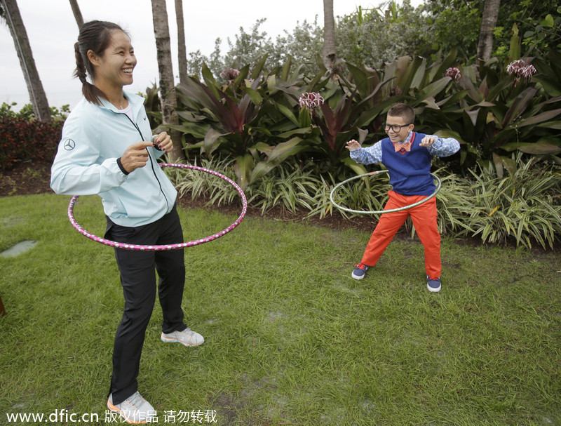 Li Na hola hoops with 10-year-old reporter