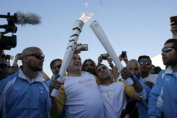 Syrian amputee carries Rio 2016 flame through Athens refugee camp