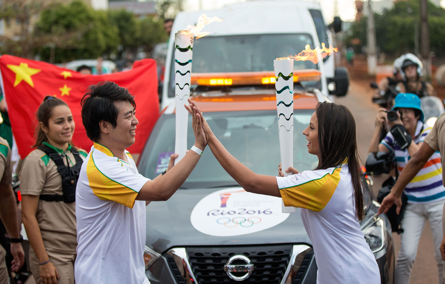 Pianist Lang Lang leads Chinese torchbearers in Rio torch relay