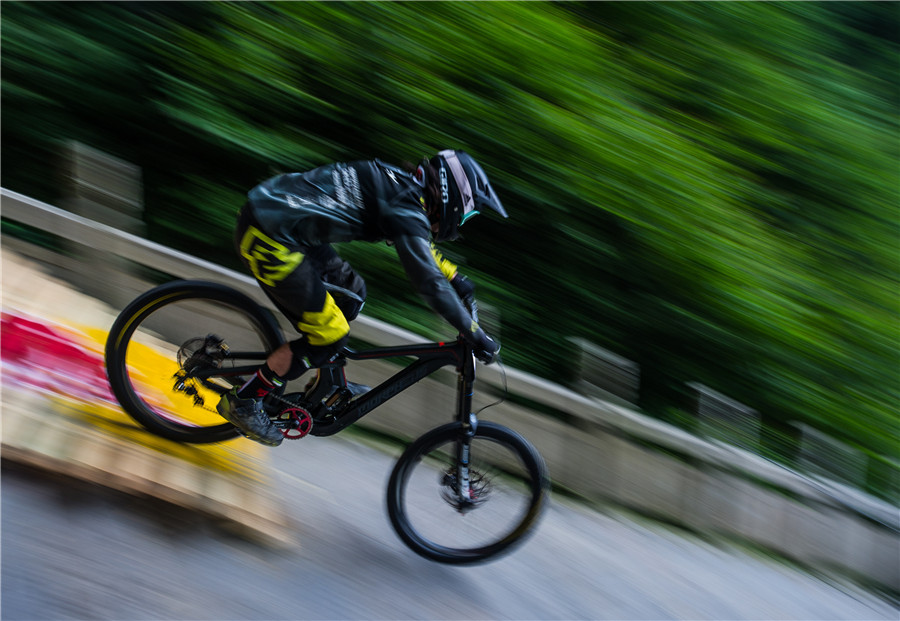 Uphill battle for cyclists in downhill race in Zhangjiajie