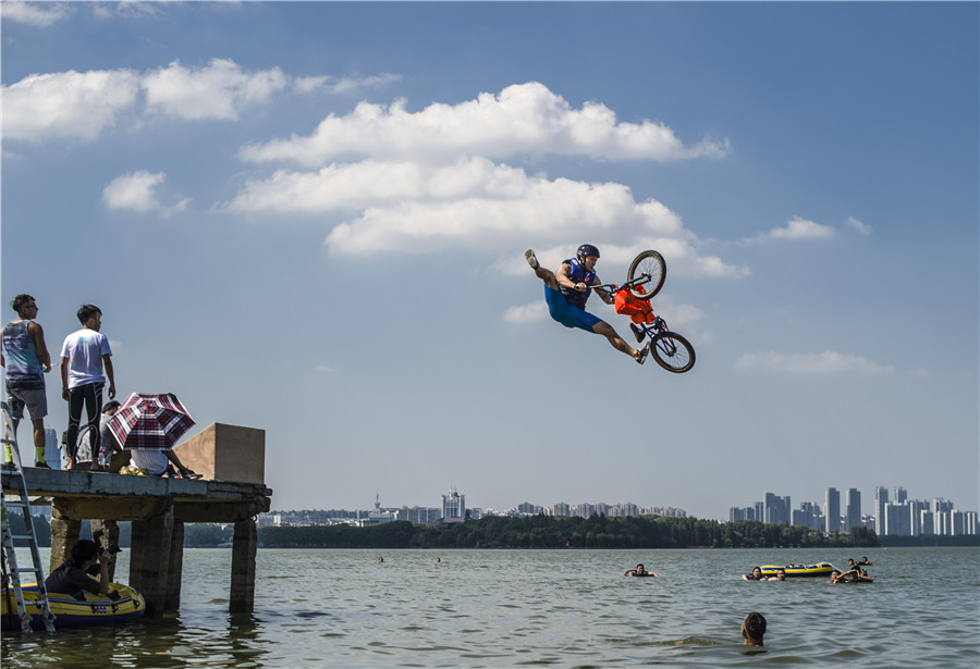 Perfect shot in Wuhan: BMX riders in the air