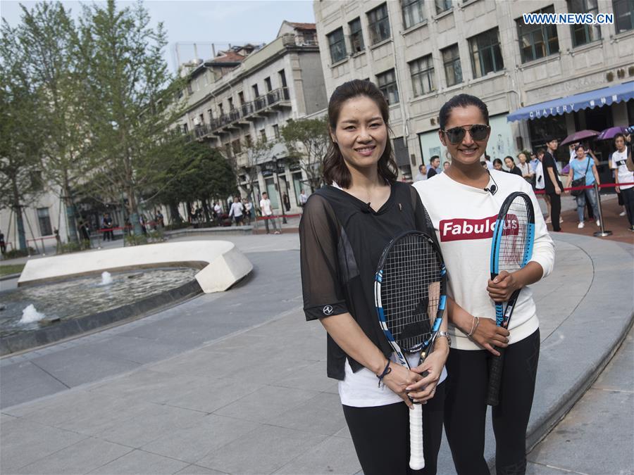 Li Na tastes local delicacy during WTA Wuhan Open