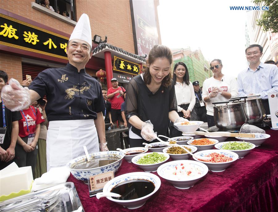 Li Na tastes local delicacy during WTA Wuhan Open