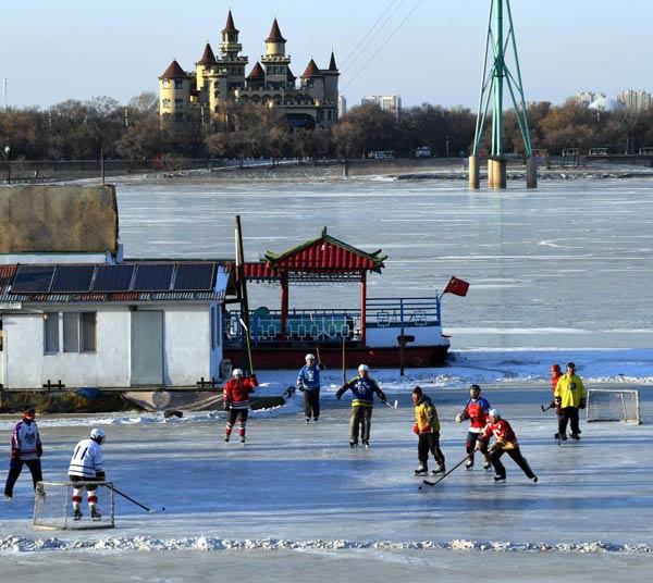 Harbin seniors welcome winter with hockey