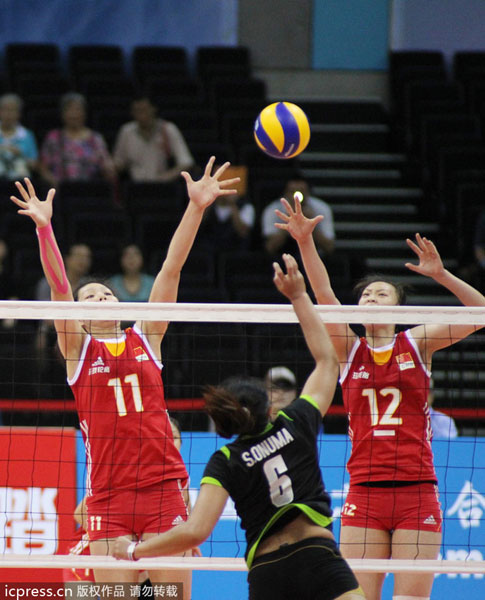 Xu Yunli (11) and Hui Ruoqi (12) of China block the offense of Thai players during their 3-0 win over Thailand at the Shenzhen stop of the 2013 China International Women's Volleyball Tournament in Shenzhen, Guangdong province, May 22, 2013. Women's volleyball team moving forward under Lang's charge