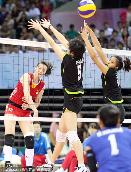 Hui Ruoqi, left, of China spikes against Thai players during their 3-0 win over Thailand at the Shenzhen stop of the 2013 China International Women's Volleyball Tournament in Shenzhen, Guangdong province, May 22, 2013. Women's volleyball team moving forward under Lang's charge