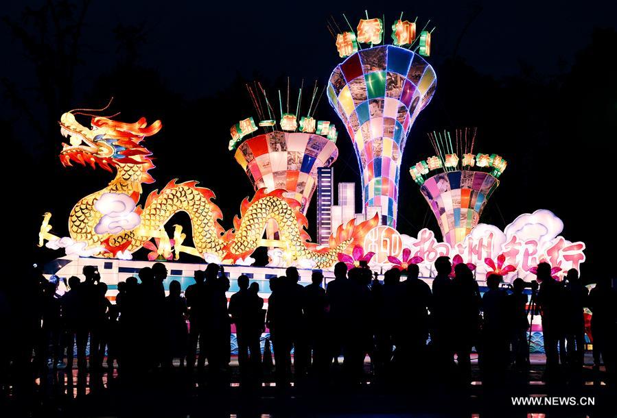 Colorful lanterns light up Liuzhou int'l water carnival in S China