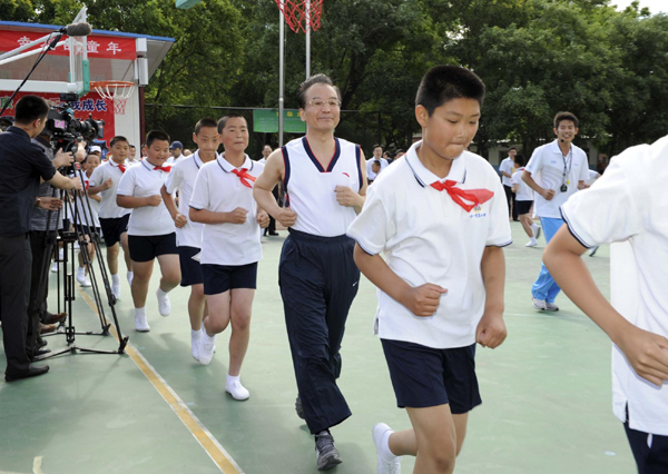 温总理和小学生上体育课过六一