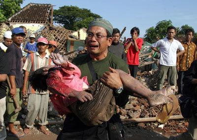 Quake toll tops 5,000, aid pours in