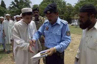 Suicide attack kills 10 in Pakistan