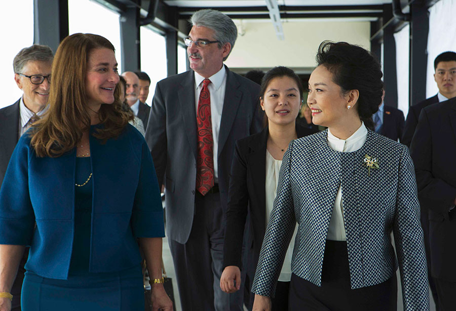 First Lady tours cancer research center with Melinda, Bill Gates