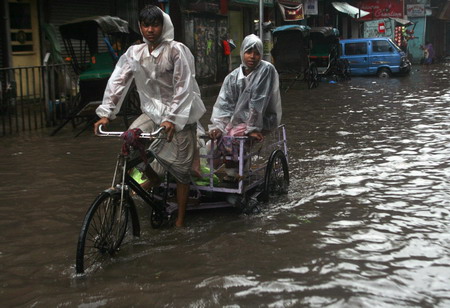 40 killed as cyclone hits India, Bangladesh