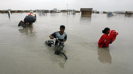 Cyclone kills at least 106 in Bangladesh