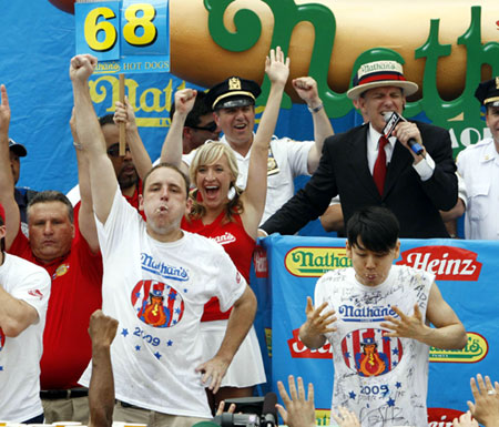 US man sets new record for hot dog eating contest