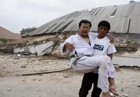 Strong Indonesia quake kills 200, traps thousands