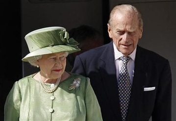 Britain's queen writes to editors over paparazzi