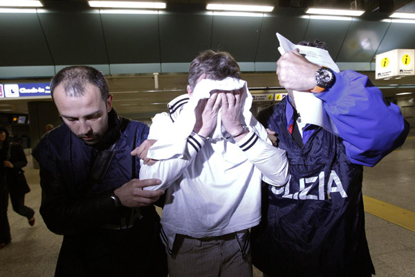 Man overpowered trying to hijack Alitalia flight