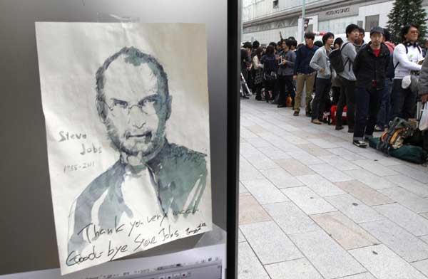 iPhone 4S goes on sale, fans pay tribute to Jobs