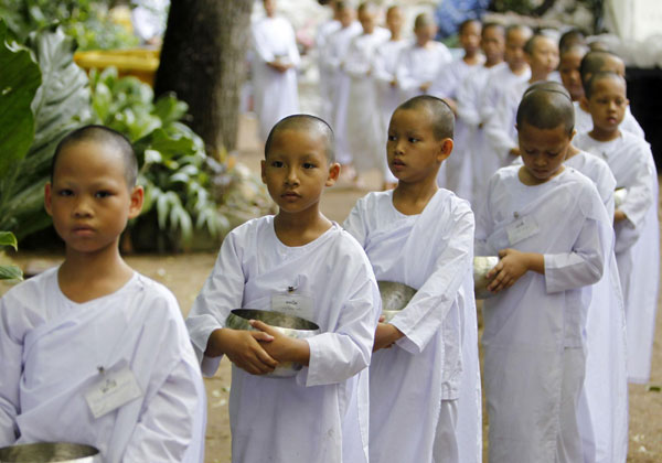 Thai girls spend school holiday as Buddhist nuns