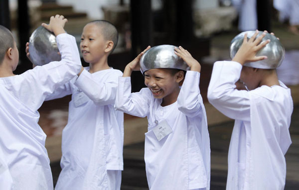 Thai girls spend school holiday as Buddhist nuns