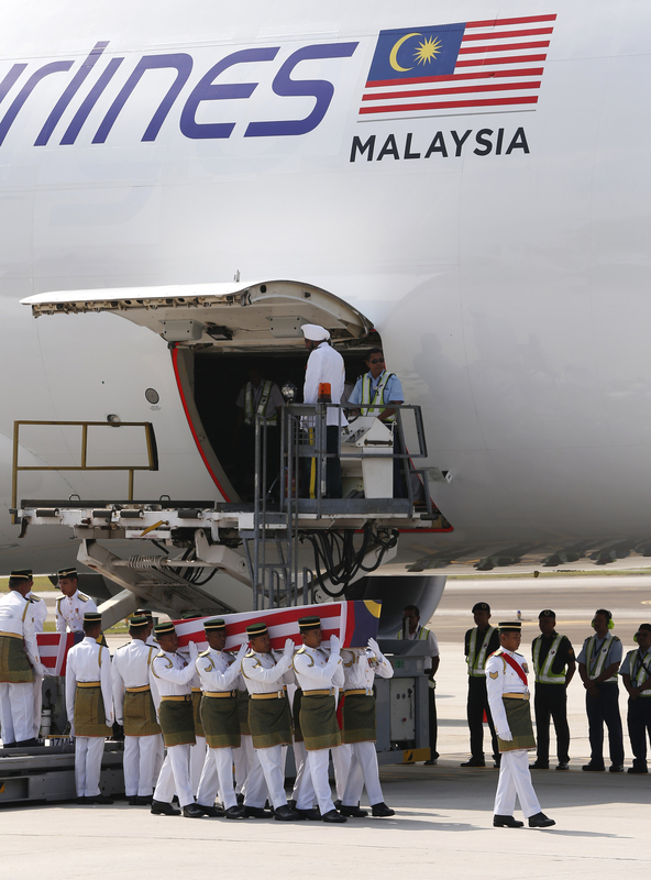 Malaysia receives bodies from Flight 17 crash