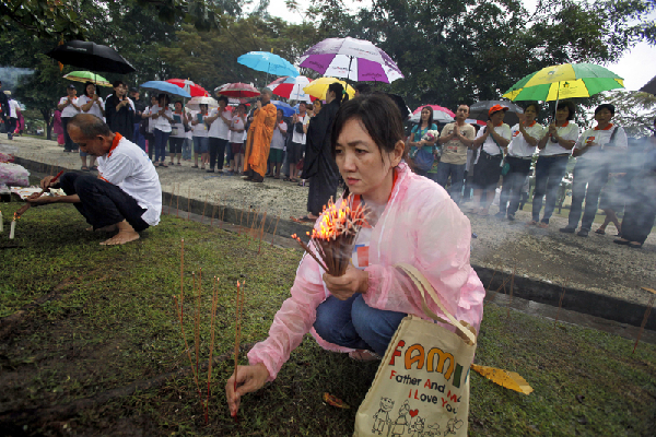 Thousands pray at Indonesian mosque that survived in tsunami