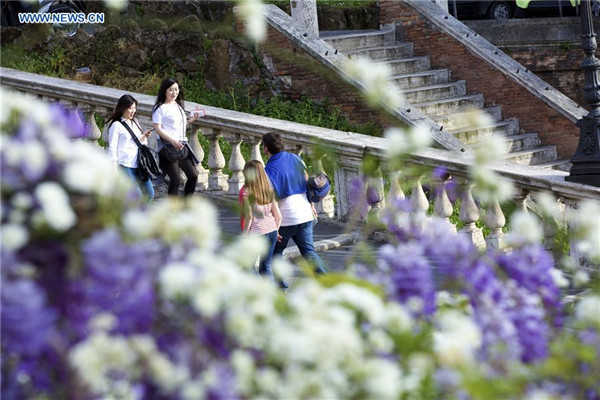 Spring scenery attracts tourists in Rome