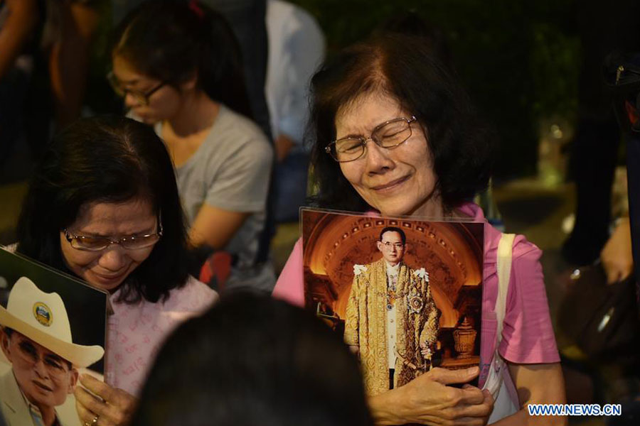 Thailand wakes to uncertainty, grief without King Bhumibol