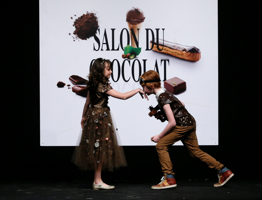 Tasty fashion entices at chocolate fair in Brussels