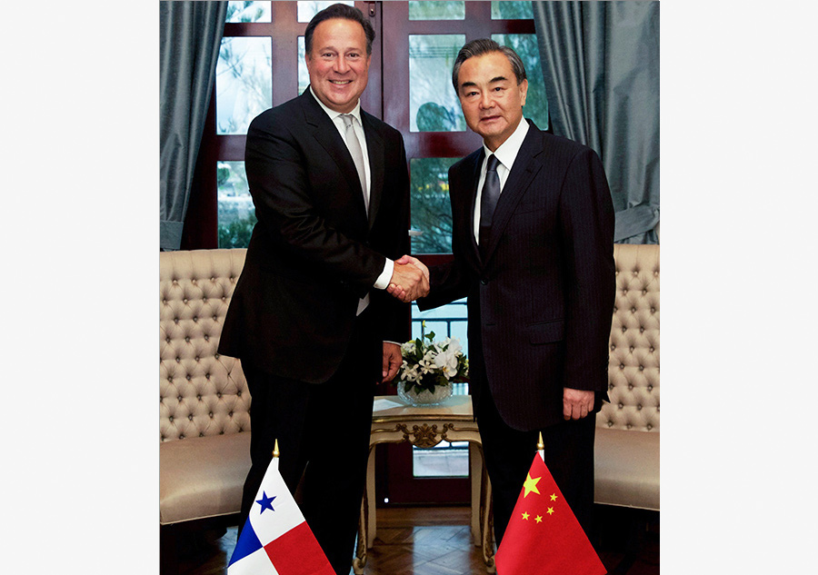 FM Wang visits Panamanian president