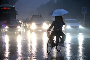北京大雾笼罩，伴有小雨