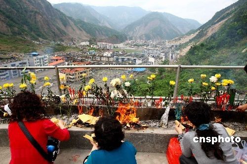 北川老县城昨开城 数万民众祭奠遇难同胞(图)