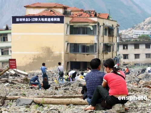 北川老县城昨开城 数万民众祭奠遇难同胞(图)